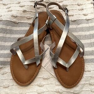 Amazon Essentials Women's Casual Strappy Sandal Silver metallic NWT Size 8
